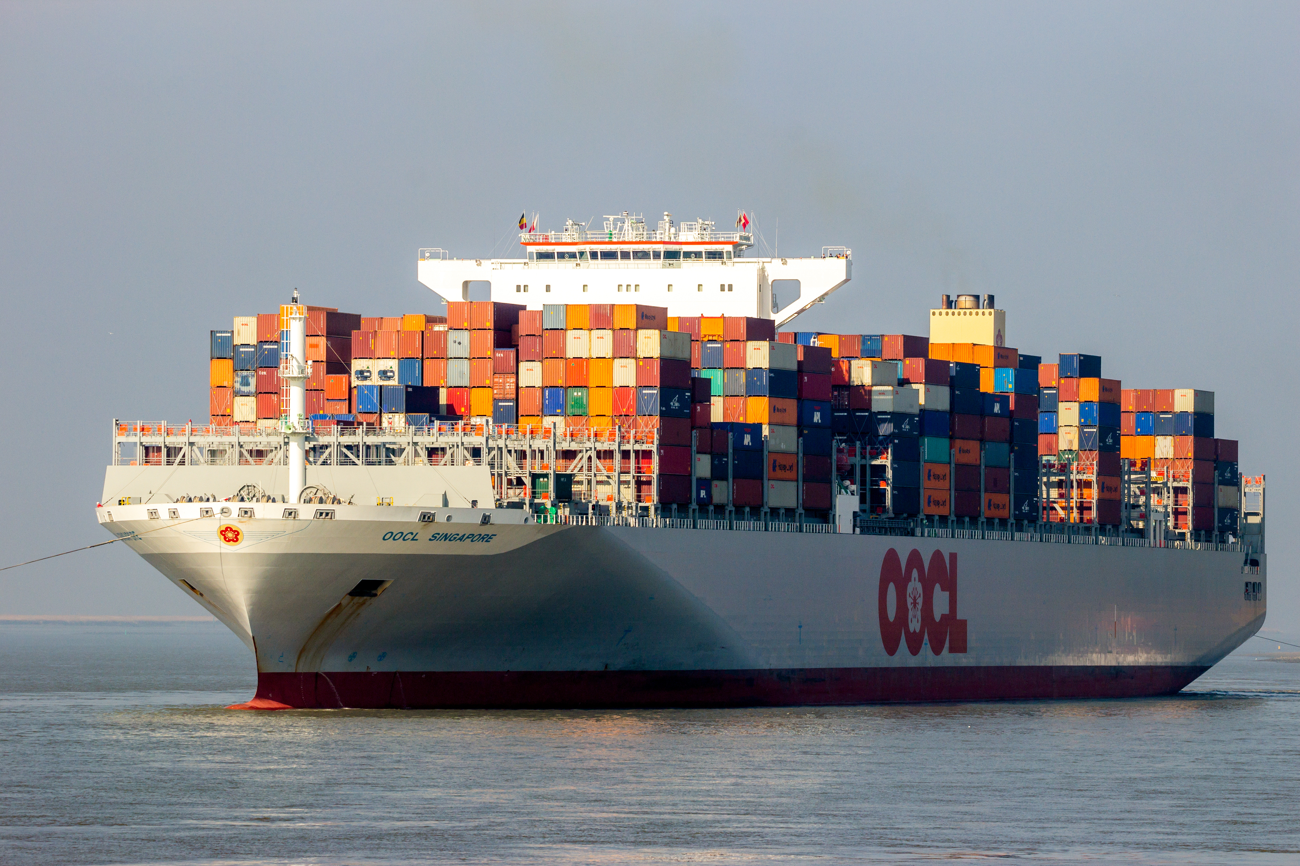 Tàu container 4K OOCL đi trên biển